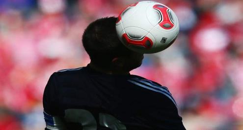 لاعب سابق توقع اختفائها خلال 15 عاما.. هل أصبحت ضربات الرأس "مصدر رعب" في كرة القدم؟